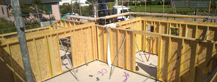 Construction maison ossature bois, montage des cloisons, constructeur haut rhin alsace
